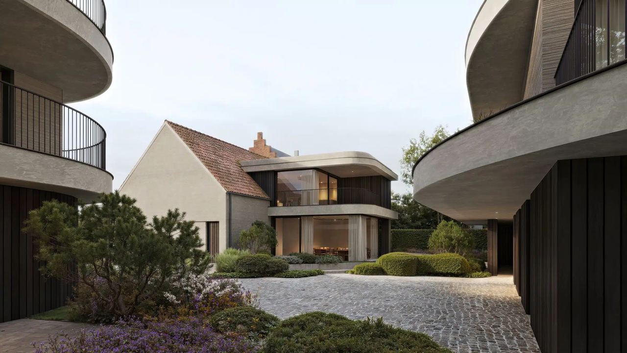 Ontwerpbeeld van een binnentuin met kasseien en veel groen